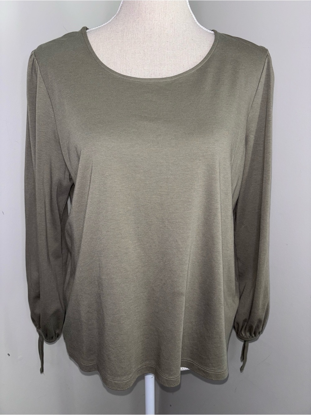 Chico’s olive green knit 3/4 sleeve tie detail cuff shirt top size 2 Large